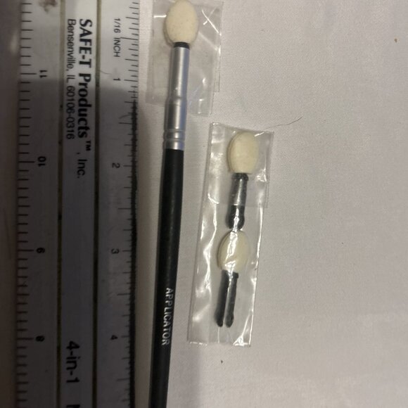 Target Placement Sponge Blending Eye Shadow Brush W/2 Extra Replacement Tips - Picture 4 of 7